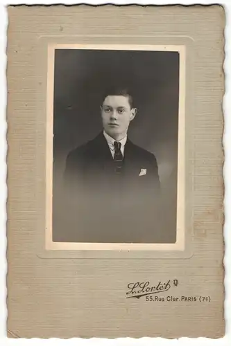 Fotografie L. Lortet, Paris, Portrait junger Herr im Anzug mit Krawatte und Einstecktuch