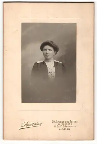 Fotografie Buizard, Paris, Portrait elegante Dame mit Hochsteckfrisur und Herzkette
