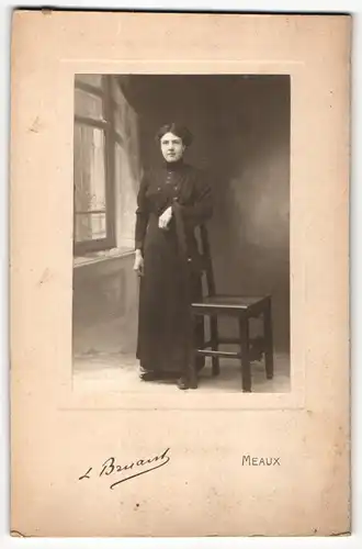 Fotografie L. Bruant, Meaux, Portrait elegant gekleidete Dame an Stuhl gelehnt