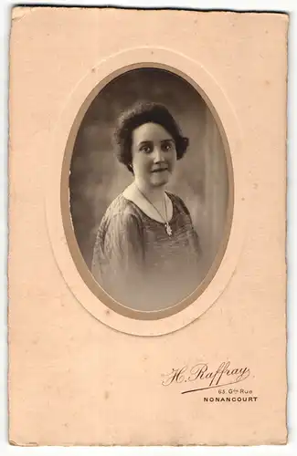 Fotografie H. Raffray, Nonancourt, Portrait modisch gekleidete Dame mit Halskette