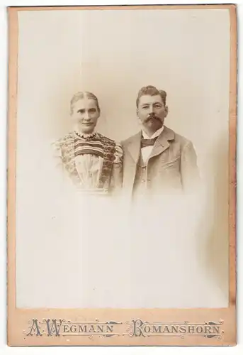 Fotografie A. Wegmann, Romanshorn, Portrait bürgerliches Paar in hübscher Kleidung