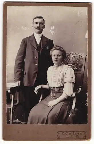 Fotografie B. Callsen, Husum, Portrait bürgerliches Paar in modischer Kleidung
