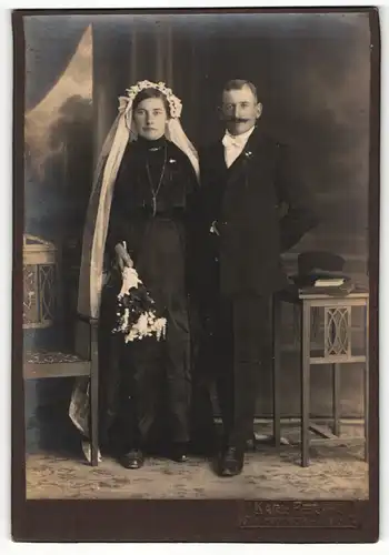 Fotografie Karl Perino, Deggendorf, Portrait bürgerliches Paar in Hochzeitskleidung mit Schleier und Blumen