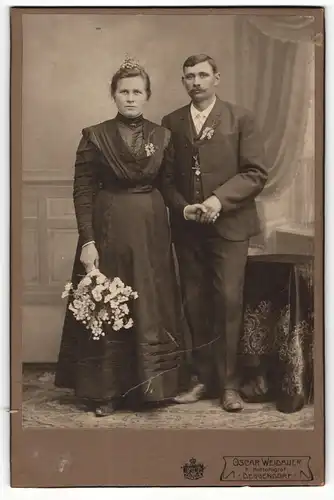 Fotografie Oscar Weidauer, Deggendorf, Portrait bürgerliches Paar in Hochzeitskleidung mit Blumenstrauss