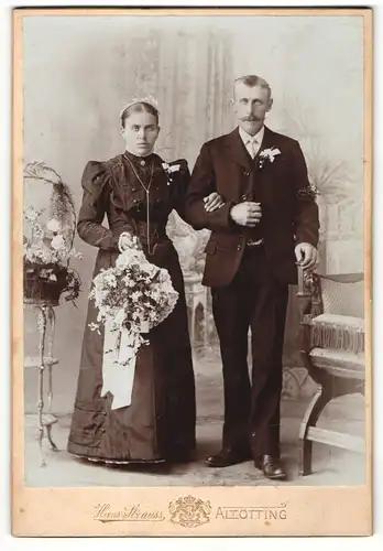 Fotografie Hans Strauss, Altötting, Portrait bürgerliches Paar in Hochzeitskleidung mit Blumenstrauss