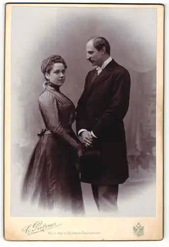 Fotografie C. Pietzner, Wien, Portrait bürgerliches Paar in hübscher Kleidung