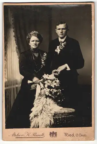 Fotografie K. Posselt, Ried, Portrait bürgerliches Paar in Hochzeitskleidung mit Blumenstauss