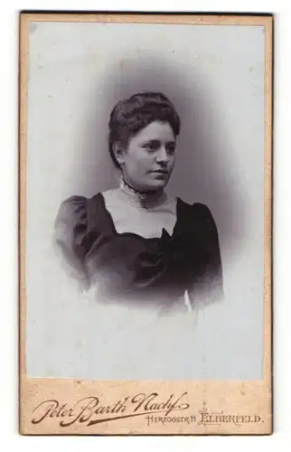 Fotografie Peter Barth Nachf., Elberfeld, Zeitgenössisch gekleidete Frau