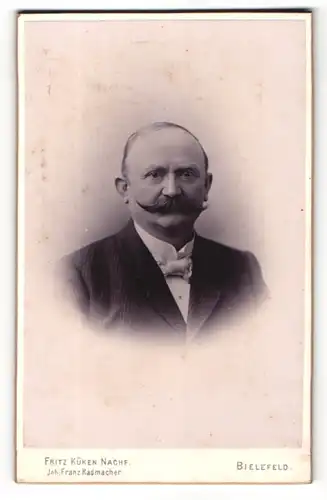 Fotografie Fritz Küken, Bielefeld, Portrait älterer Herr mit grossem Schnauzbart