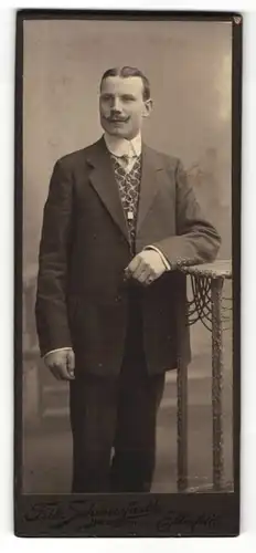 Fotografie Fritz Shweisfurth, Elberfeld, Portrait elegant gekleideter Herr modisch frisiert
