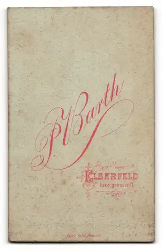 Fotografie P. Barth, Elberfeld, Portrait knuffiges Kleinkind im Hemdchen