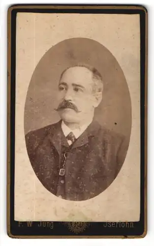Fotografie F. W. Jung, Iserlohn, Portrait Herr im Anzug mit Oberlippenbart