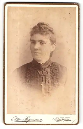 Fotografie Otto Siepmann, Iserlohn, Portrait junge Dame mit Dutt und Brosche