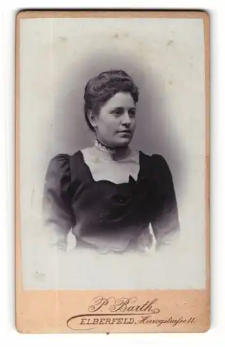 Fotografie P. Barth, Elberfeld, Portrait bürgerliche Dame in edler Bluse
