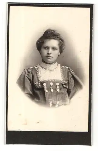 Fotografie Fototgraf & Ort unbekannt, Portrait junge Frau in schöner Bluse mit modischer Frisur