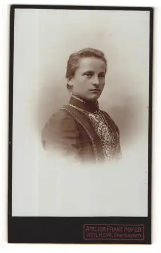 Fotografie Atelier Franz Hofer, Weilheim / Obb., Portrait junge Frau in bestickter Bluse