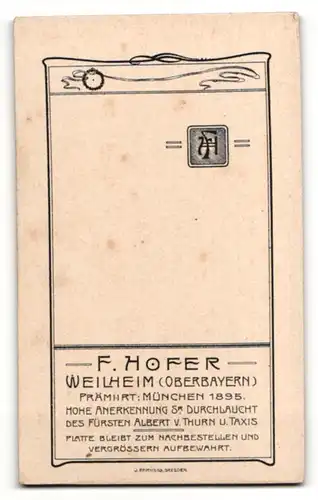 Fotografie Atelier Franz Hofer, Weilheim / Obb., Portrait junge Frau in bestickter Bluse