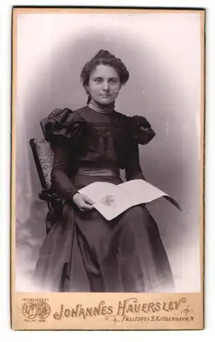 Fotografie Johannes Hauerslev, Kjobenhavn, Portrait junge Dame im edlen Kleid sitzend mit Buch