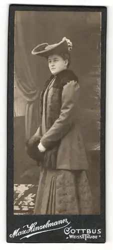 Fotografie Max Hinzelmann, Cottbus, Portrait elegant gekleidete Dame mit Hut und Pelz