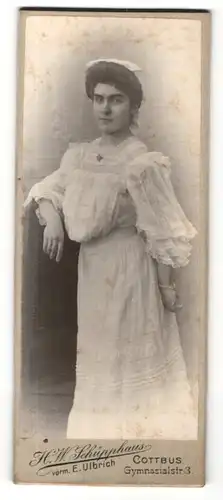 Fotografie H. w. Schüpphaus, Cottbus, Portrait bürgerliche Dame in hübscher Kleidung mit Armband
