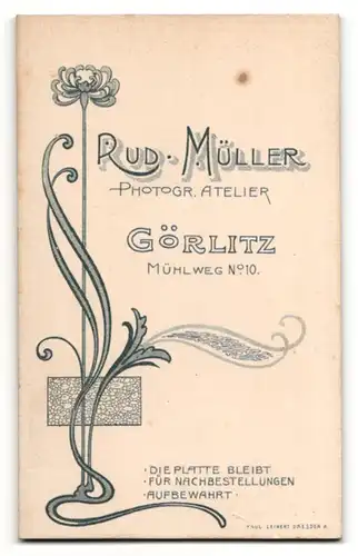 Fotografie Rud. Müller, Görlitz, Portrait sitzender junger Herr im Anzug mit Fingerringen