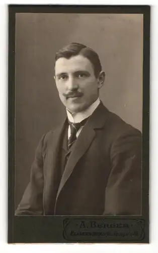 Fotografie A. Berger, Blankenburg a / H., Portrait bürgerlicher Herr im Anzug mit Krawatte und Schnauzbart