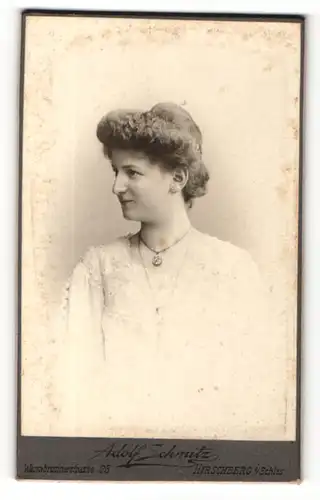 Fotografie Adolf Schmitz, Hirschberg i / Schles., Portrait bürgerliche Dame mit Hochsteckfrisur und Halskette