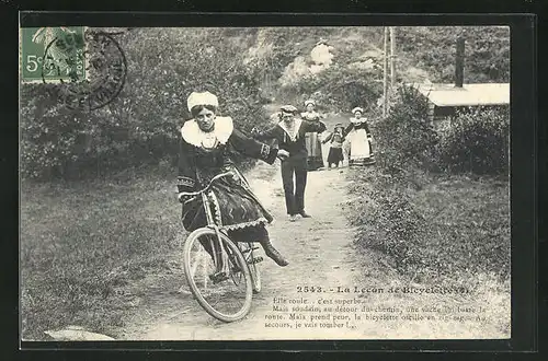AK La Lecon de Bicyclette, Junge Frau stürzt mit dem Fahrrad