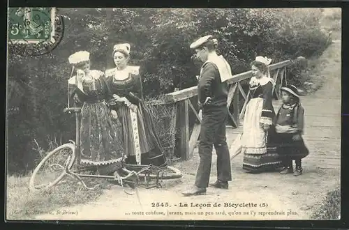 AK La Lecon de Bicyclette, Tröstung eines mit dem Fahrrad gestürzten Mädchens