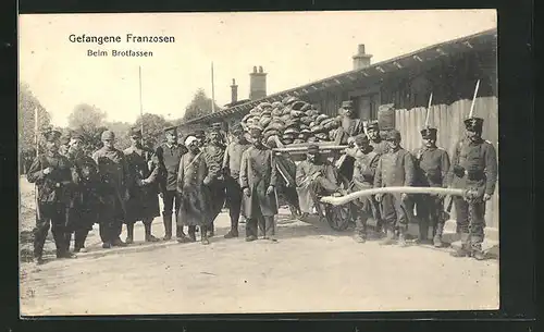AK Gefangene Franzosen, Beim Brotfassen