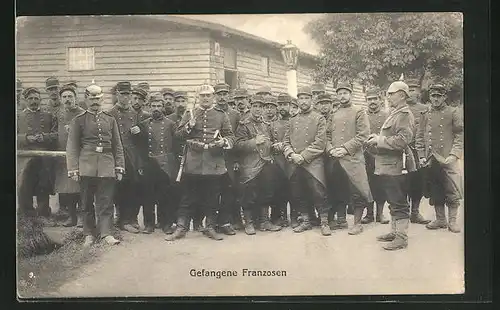 AK Gefangene Franzosen und Soldaten in Uniform mit Pickelhaube