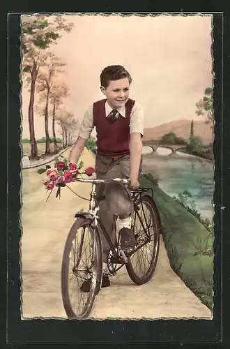 AK Junge mit einem Blumenstrauss auf einem Fahrrad