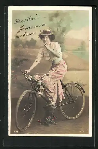 AK Hübsche junge Frau auf einem Fahrrad