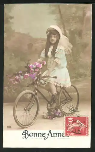 AK Hübsches Mädchen mit Blumen auf einem Fahrrad