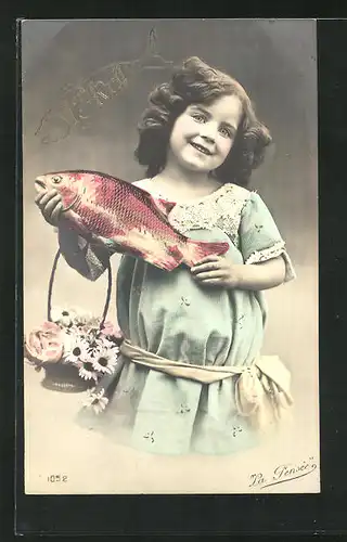 AK Mädchen hält lächelnd einen Fisch in die Höhe, Gruss zum 1. April