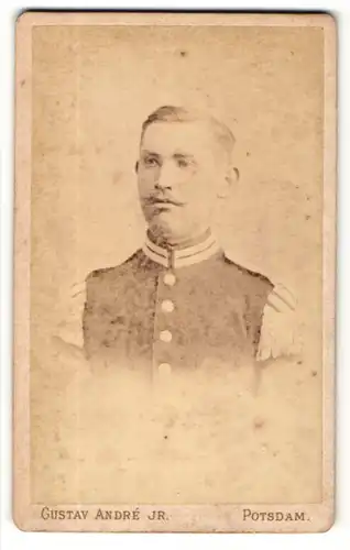 Fotografie Gustav Andre Jr., Potsdam, Portrait Soldat in Uniform mit Zwirbelbart