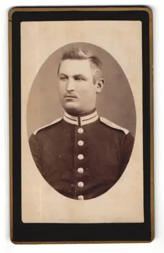 Fotografie P. Goetschke, Potsdam, Portrait Soldat in Uniform