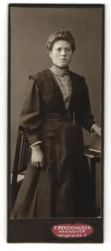 Fotografie F. Renziehausen, Hannover, Portrait junge bürgerliche Dame