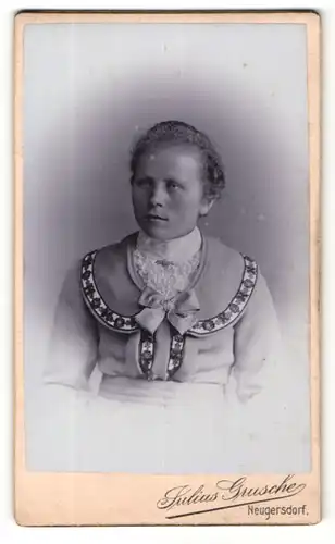 Fotografie Julius Grusche, Neugersdorf, Portrait Frau in zeitgenöss. Kleidung