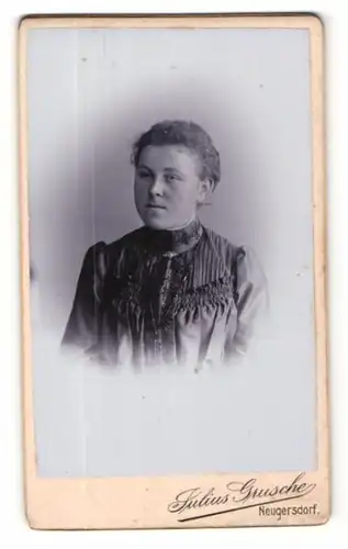 Fotografie Julius Grusche, Neugersdorf, Portrait junge Frau mit zusammengebundenem Haar