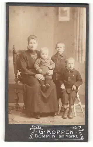 Fotografie G. Köppen, Demmin, Portrait Mutter mit drei Kindern