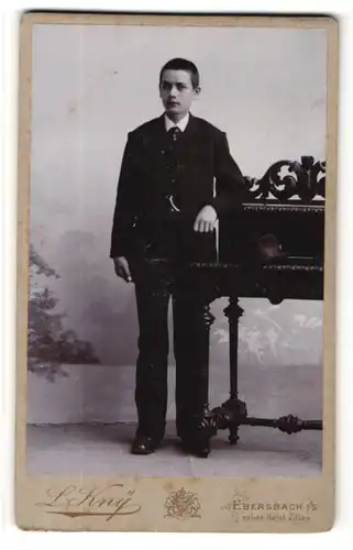 Fotografie L. Kny, Ebersbach i/S, Portrait Knabe in feierlicher Kleidung