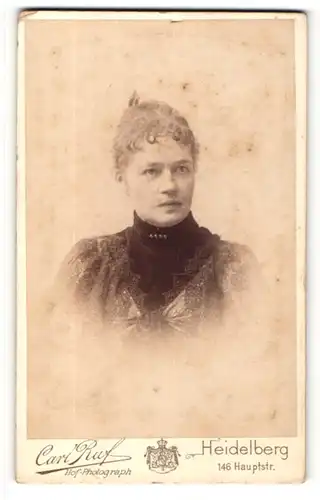 Fotografie Carl Ruf, Heidelberg, Portrait Dame mit zeitgenöss. Frisur