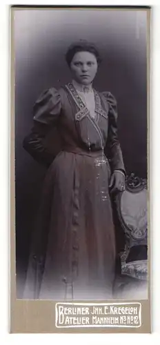 Fotografie E. Kregeloh, Mannheim, Portrait junge Frau in Kleid