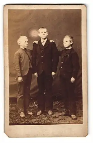 Fotografie unbekannter Fotograf und Ort, Portrait drei Knaben in zeitgenöss. Kleidung