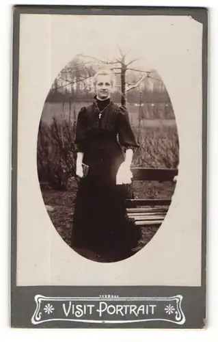 Fotografie unbekannter Fotograf und Ort, Portrait Fräulein in festlicher Kleidung im Freien