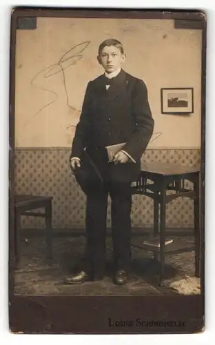 Fotografie Louis Schindhelm, Ebersbach i/S, Portrait halbwüchsiger Knabe in feierlicher Kleidung