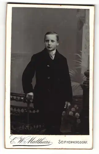 Fotografie E. W. Matthias, Seifhennersdorf, Portrait Junge in Anzug mit Hemd mit Stehkragen