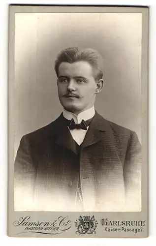 Fotografie Samson & Co. Karlsruhe, Portrait junger Herr mit zurückgekämmtem Haar in Anzug
