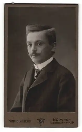 Fotografie Wilhelm Merx, München, Portrait junger Herr in Anzug mit Hemd mit Stehkragen